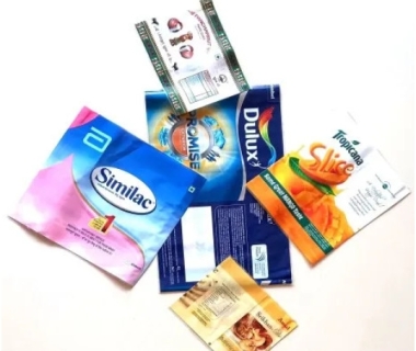 Màng Co PVC In Nhãn Tem: Cuộc Cách Mạng "360 Độ" Trên Kệ Hàng Siêu Thị